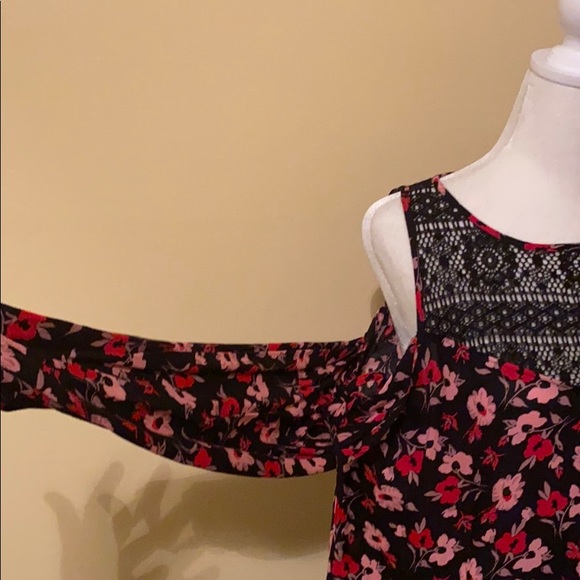 ⭐️Host Pick⭐️Express cold shoulder blouse - Picture 3 of 11